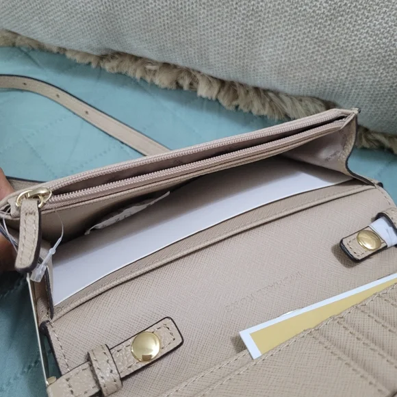 Michael Kors Jet Set Crossbody Bag Beige - Picture 5 of 9
